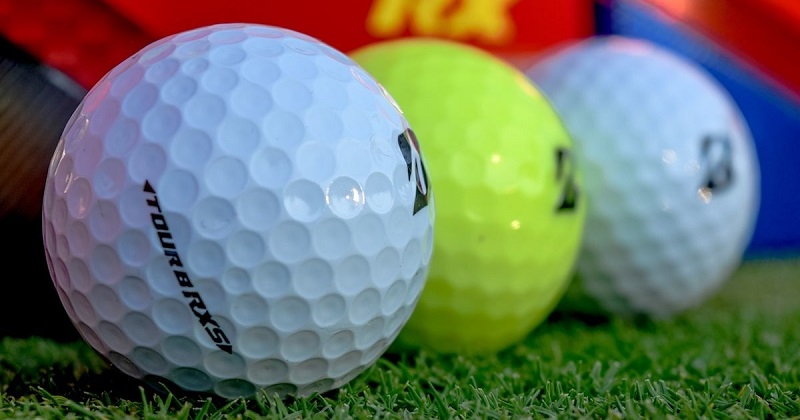 Quả bóng golf nặng bao nhiêu? Bóng golf nặng có tốt không?