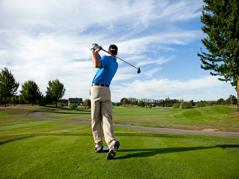 Giữ tay trái thẳng khi thực hiện backswing